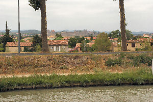 Photo unique, le Canal et la cité médiévale sur la même vue