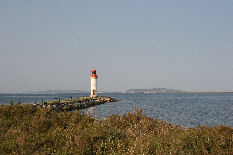 Le phare qui marque la limite du Canal dasn l'étang. Au fond, le Mont Saint Clair de Sète